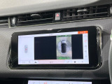 サラウンドカメラ(360&deg;カメラ) 車載のカメラを駆使し、車を真上から見下ろしている映像に変換、センターディスプレイに表示させ、安全な駐車をサポート。縦列駐車や狭い場所への駐車に大きく役立ちます。