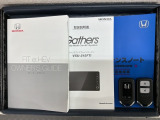 スマートキーは鍵をバッグに入れたままでもドアロックの開閉やエンジンのON・OFFができます。夜間や雨の日も鍵を探さなくて良いので便利です。