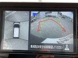 上空から見下ろしているかのような映像をディスプレイに映し出し、スムースな駐車をサポートします。画面は「トップビュー」のほか「サイドブラインドビュー」への切り換えが可能。ますます安心です