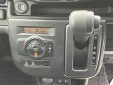 設定した温度に自動調整【オートエアコン】★車内を快適に保ちます♪足元すっきりの【インパネシフト】!