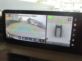 自車を真上から見下ろすように映し出すので周囲の状況が分かるアラウンドビューモニター搭載。フロントカメラとしても使用できます。車庫入れなど苦手な人の頼りになる助っ人です。