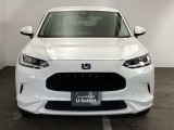 洗練されたフロントマスクが目を惹く一台。真正面から見ると、その堂々とした佇まいとデザインの美しさがより一層際立ちます。
