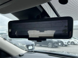 【デジタルルームミラー】車両後方カメラの映像をルームミラーに映すことが出来ます。 そのため、後席に人や荷物があって後方が見えづらい場合でもしっかり視界を確保することが出来ます。