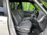 運転席まわりには十分なスペースがあり、大柄な方でもゆったり運転していただける環境です。