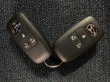 スマートキーを装備しています☆カギをカバンやポケットに入れて頂いた状態でドアロックの開閉やエンジンスタートをして頂けますよ!とても便利な装備です!