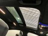 パノラミックルーフで明るい車内と開放感あるドライブをお楽しみいただけます。
