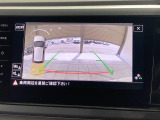 ギアをリバースに入れると車両後方の映像を映し出します。画面にはガイドラインが表示され、車庫入れや縦列駐車などの際に安全確認をサポートします。