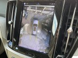 【360&deg;ビューカメラ】4台の高解像度カメラで360度の鳥瞰図を表示。隣の車や壁、死角にある障害物などを画面で確認できるため、狭いスペースでの駐車・出入りも安心です。