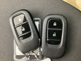 家族やパートナーと個別に持てるため、貸し借りの手間がなくスムーズに乗車できます。また、メインキーを自宅に置いたまま、もう一方をサブとして常に鞄に入れておけるため、持ち出し忘れを防げる点も便利です。