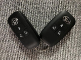 電子カードキーを携帯していれば、ドアハンドルやバックドアのリクエストスイッチを押すだけでドアの施錠・解錠気軽に出来ます。遠くはなれた場所からの操作も可能です。盗難防止のイモビライザー機能装備です!!!