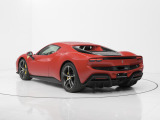 パワートレインは3.0L V6ツインターボエンジンに加えてモーターを搭載し、830馬力(カタログ値)を発揮します。