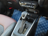 【フロアシフト】インパネシフトが多いコンパクトカーですが、フロア式を使い慣れた方も多いと思います♪