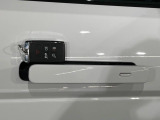 【キーレスエントリー】バッグやポケットからキーを取り出すことなく車にアクセスして、ロックとアラームを設定できます。 毎日の利便性をさらに高める機能です。
