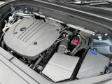 【B5エンジン(マイルドハイブリッド2.0Lターボ)】燃費と走行性能に優れた48Vハイブリッドシステム搭載のターボエンジン。高回転では優れたレスポンスと伸びやかなドライビングフィールが特徴です。