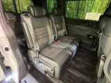 【ハーフレザーシート】高級感と座り心地を両立した人気のシート♪背面・座面のファブリック素材は、通気性の良さや滑りにくさに優れています。気温や服装に左右されず快適にお乗りいただけます。