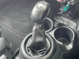 ●MTモード付きAT:通常は自動でおこなわれる変速(ギアチェンジ)をドライバーの操作によって意図的に変えられるシステムです。より一層普段のドライブをお楽しみいただけます!