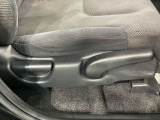 シートハイトアジャスターが付いているので運転姿勢を調整するのに便利ですね。身長に合ったシートポジションは安全運転や疲労軽減にもつながります。