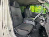 運転席まわりには十分なスペースがあり、大柄な方でもゆったり運転していただける環境です。