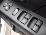 パワーウィンドウは運転席のスイッチのみオート機能も装備!お子様が一緒の時も安心のウィンドウロック付き♪更にドアミラーは電動式の角度調整&格納機能付きなので狭い所で大活躍!