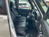 ゆったり座り心地の良い運転席シート、状態も良好です!!!センターアームレストも付いています。