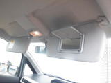 運転席側には簡易的な身だしなみチェックができるバニティミラー付きです☆