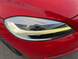 【LEDヘッドライト】ハイビームを先行車や対向車にあてず、その両サイドではハイビーム照射を維持。見える範囲が段違いに広くなりました。北欧神話に登場するトールハンマーをモチーフにデザイン。