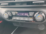 【オートエアコン】一度お好みの温度に設定すれば、車内の温度を検知し風量や温度を自動で調整。暑い&hellip;寒い&hellip;と何度もスイッチ操作をする必要はありません。快適な車内空間には必須の機能ですね♪