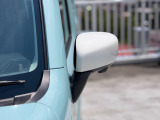 狭い駐車場でも安心。スイッチ操作だけでドアミラーの格納展開が可能。電動格納式リモコンドアミラー!