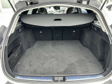 ゆったりとしたトランクルームでございます。たくさんのお荷物の車載が可能でございます。
