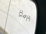 【ブラインドスポットモニター】走行中、ドアミラーの死角になりやすい箇所に後続車が接近するとサイドミラーのレンズに警告を表示!ドライバーに注意喚起をしてくれます。