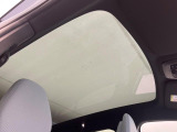【パノラマガラスルーフ】固定式のガラスルーフで明るい車内空間を演出。日差しの強い日は電動スライドカーテンで調整するなど、季節を問わず開放的なドライブをお楽しみいただけます。