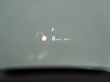 ヘッドアップディスプレイは運転中に役立つ情報をフロントガラスに映し出します。独自のレーザー技術により、直射日光が当たるような状況にも対応。走行速度、ナビゲーションなどの情報を、クリアに表示します。