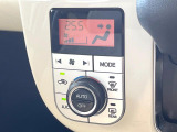 【オートエアコン】一度お好みの温度に設定すれば、車内の温度を検知し風量や温度を自動で調整。暑い&hellip;寒い&hellip;と何度もスイッチ操作をする必要はありません。快適な車内空間には必須の機能ですね♪