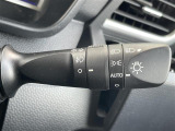 【オートライト(AUTO)】外の明るさをシステムが感知して、自動でヘッドライトが点灯します。ヘッドライトをつけ忘れを防ぐ便利機能です。