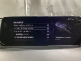 カメラが車線を認識してはみ出しそうになるとステアリングアシストが介入するレーン・キープ・アシストシステムを装備しております。お好みで作動・非作動の設定も可能です。
