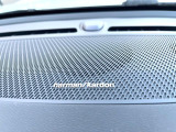 【harman kardon】ハーマンカードンのHi-Fiスペシャリストと共に、モデル別に開発・設計された専用チューニングが臨場感溢れる音響空間を実現しています。