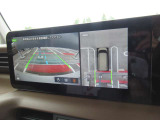 車を上から見下ろしているかのような映像で周囲の状況を確認できるアラウンドビューモニター。狭い駐車場や駐車が苦手な方でも安心。