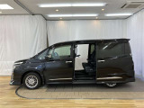 両側パワースライドドア付きだから、狭い駐車スペースなどでの 乗り降りラクラク!小さなお子さまのいるご家庭には嬉しい装備。