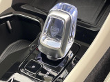【オレフォス社製クリスタル・シフトノブ】高い存在感を放つクリスタルのシフトノブはボルボ車のみに装備される特別なアイテム。スウェーデン南部のクリスタルガラスメーカー、オレフォス社による製造。