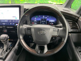 インテリアに合わせたデザインのステアリングは、運転される方のことも考え、運転しやすい形状、大きさです。是非一度、実際に触ってお確かめください。