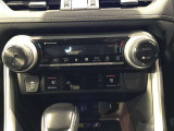 【オートエアコン】一度お好みの温度に設定すれば、車内の温度を検知し風量や温度を自動で調整。暑い&hellip;寒い&hellip;と何度もスイッチ操作をする必要はありません。快適な車内空間には必須の機能ですね♪