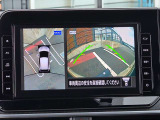 アラウンドビューモニター。上空から見下ろしているような映像で、スムースな駐車をサポートします。
