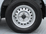 純正12インチスチールホイール。タイヤサイズは145/80R12