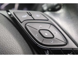 【ステアリングスイッチ】ナビに視線を移さず、ステアリングから手を放さず、運転に集中したまま手元で各種操作が出来ます!