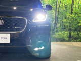 オートハイビーム『対向車や先行車のドライバーに眩しい思いをさせる事なく必要に応じてハイビーム状態を維持します。左右どちらかをハイビーム、もう片方はロービームなんて機能も内蔵しています♪』