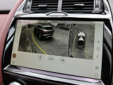 【3Dサラウンドカメラ】周囲の安全確認をアシストする機能です。3D車外ビュー、360&deg;オーバーヘッドビューを 利用して、狭いスペースでも安心、スムーズに運転操作ができます。