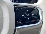 【ステアリングスイッチ】運転中、前方から目線をそらさずにオーディオ等の操作ができるよう、適切に配置されたスイッチ類。安心&快適なドライブを演出してくれる便利な機能です。