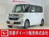 コンパクトなボディが人気の秘密です。親しみやすいデザインで毎日の運転が楽しみになりますね。コンパクトなボディーで取り回しが良く運転もしやすいと評判なんですよ。
