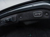 電動テールゲートはボタン1つで楽々に開閉が可能です。