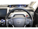 ハンドル左側にはオーディオ操作が出来るオーディオリモートコントロールスイッチ、右側にはHondaSENSINGとオートクルーズスイッチを装備!長距離運転や高速道路の運転では大活躍です!